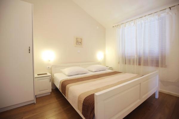 Apartments Lena Sukosan Bagian luar foto
