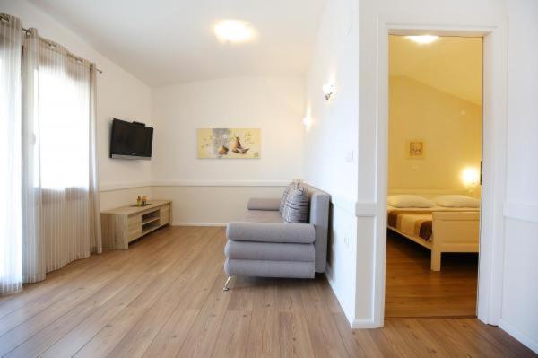 Apartments Lena Sukosan Bagian luar foto