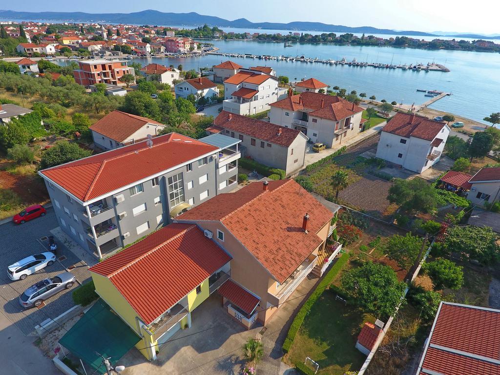 Apartments Lena Sukosan Bagian luar foto